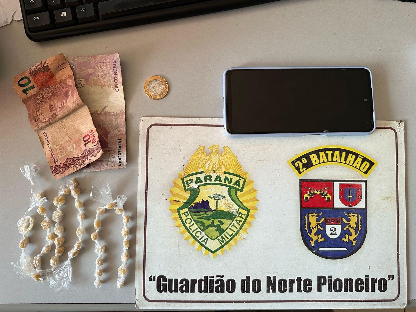 Três suspeitos são presos por tráfico de drogas em frente a colégio em Cambará