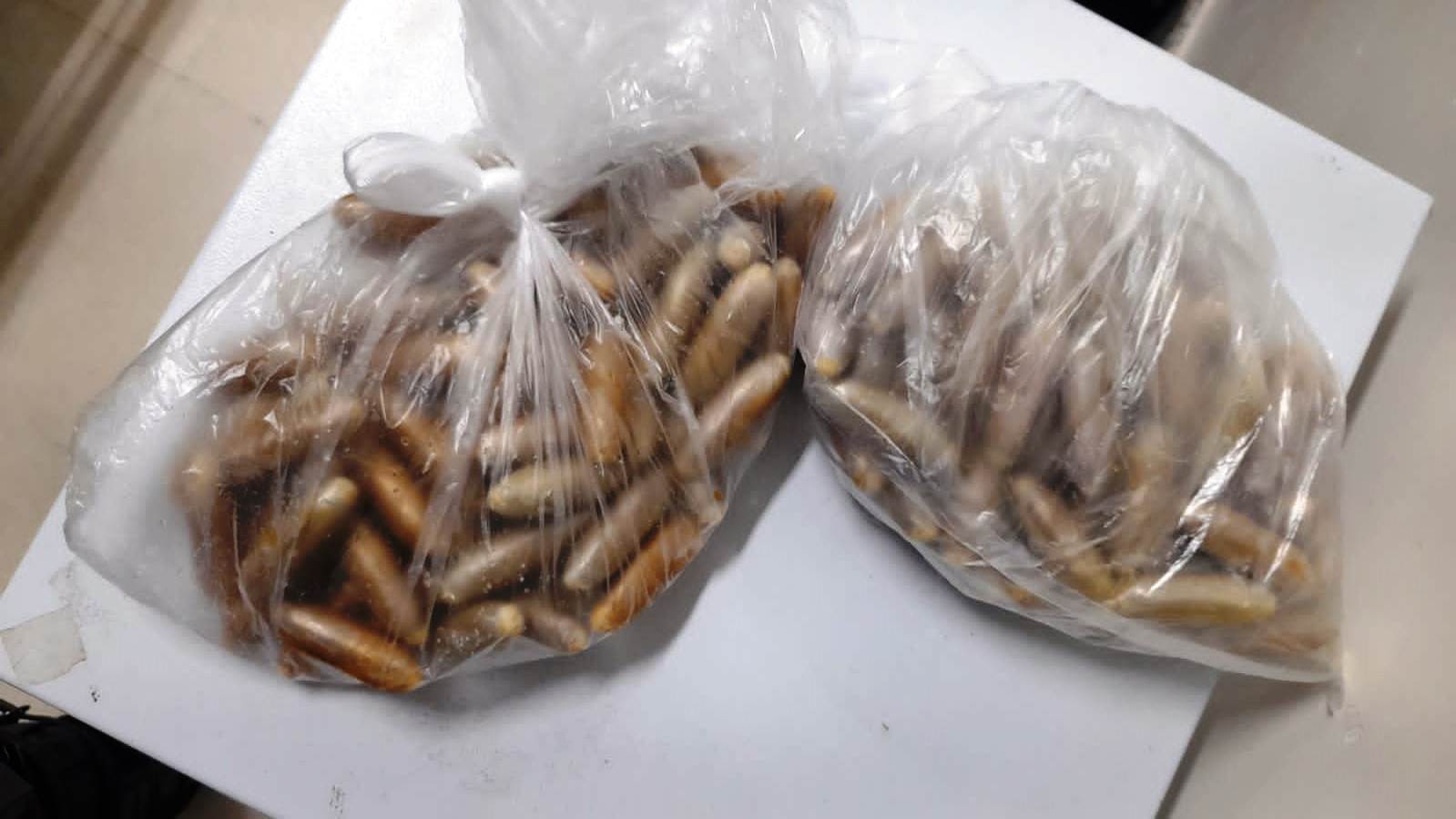 Casal boliviano expulsa 192 cápsulas de cocaína após prisão em Marília/SP