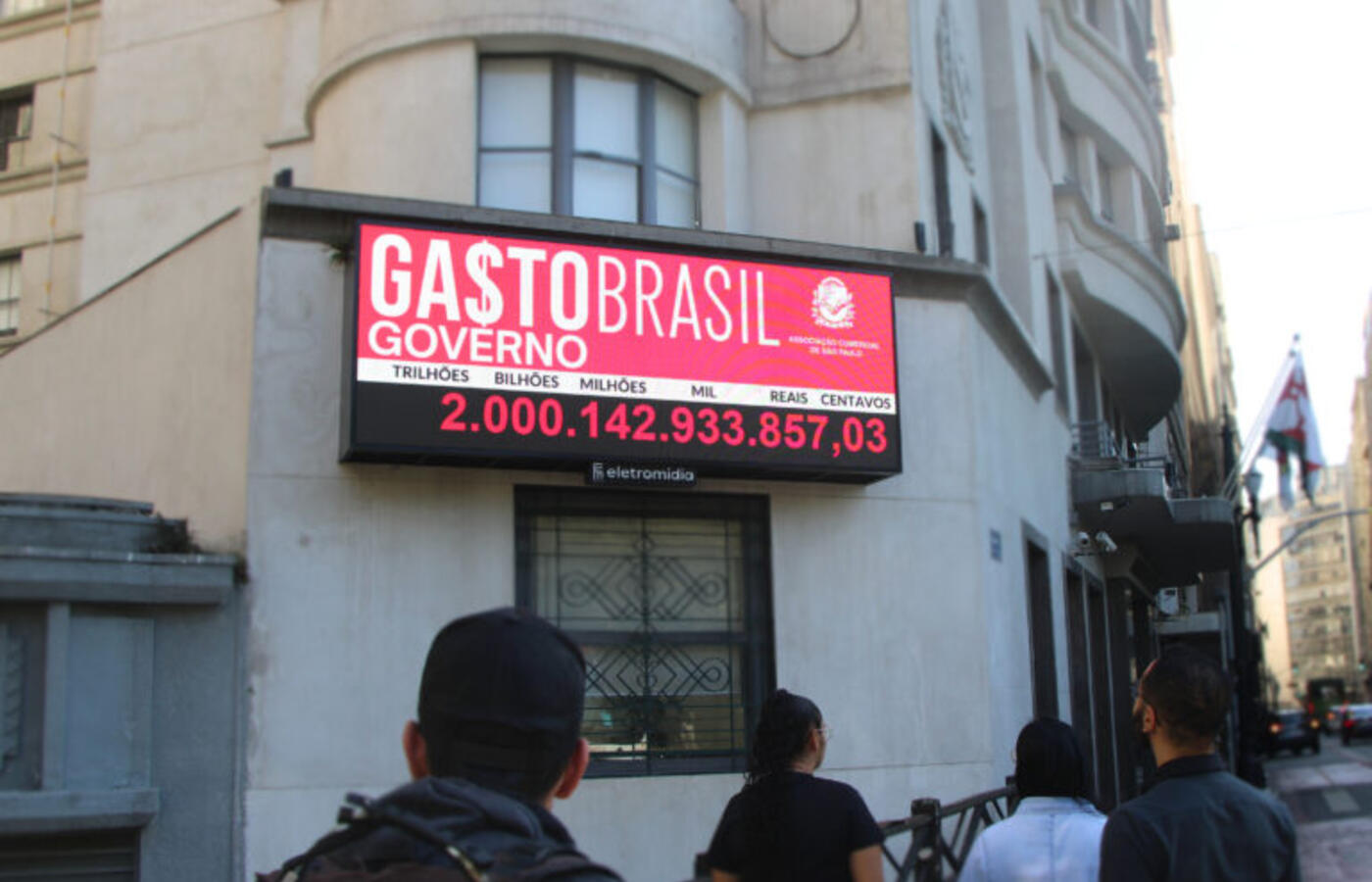 Aumento do IOF acende alerta: brasileiros pagam caro por desequilíbrio fiscal do governo