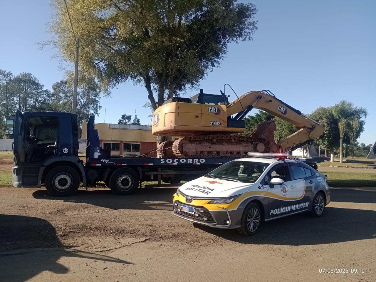 Ação conjunta entre PM do Paraná e de São Paulo recupera escavadeira furtada em Carlópolis