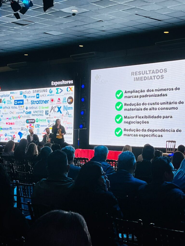 A enfermeira Vanessa durante a apresentação do case de sucesso
