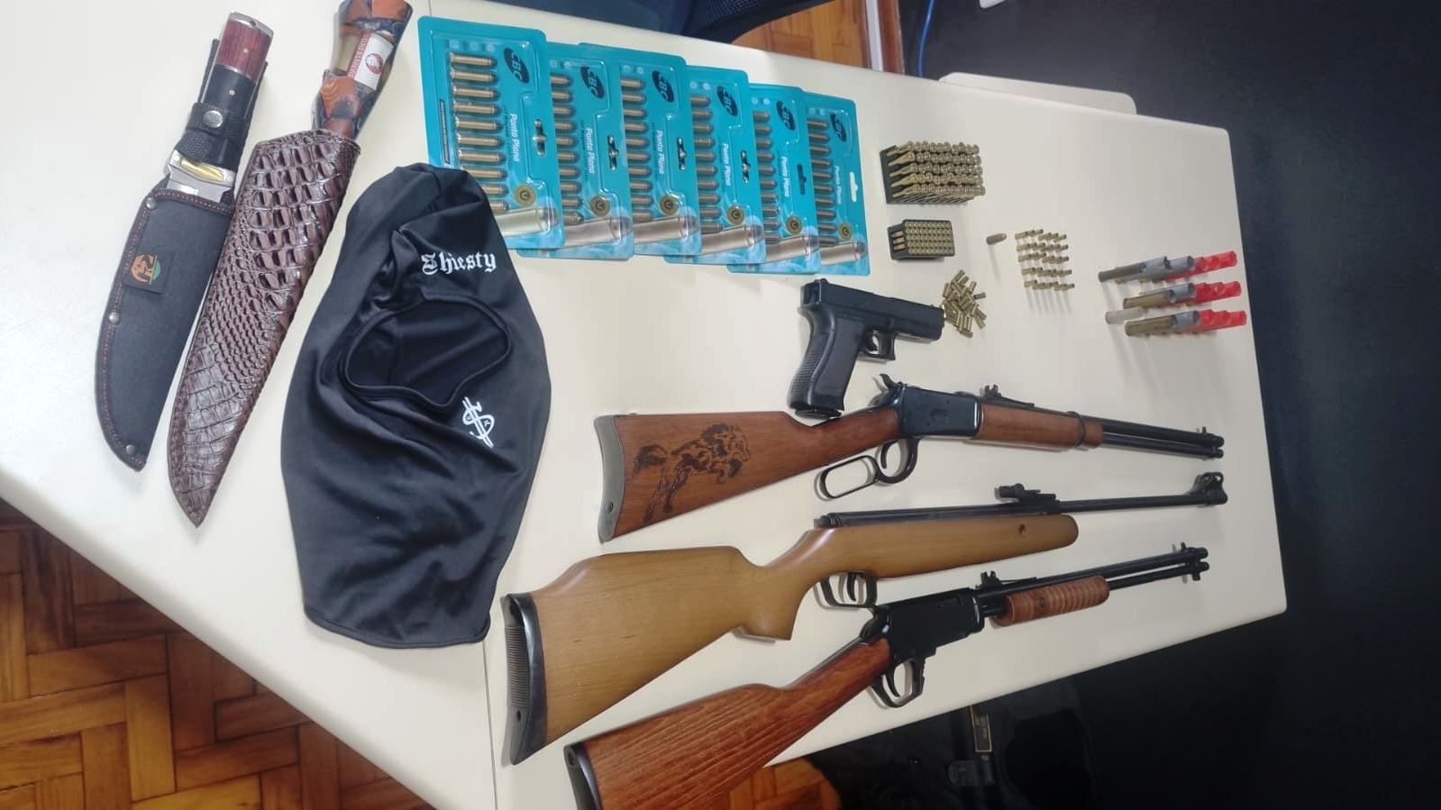 Polícia apreende armas, munições e simulacro durante operação em Cambará