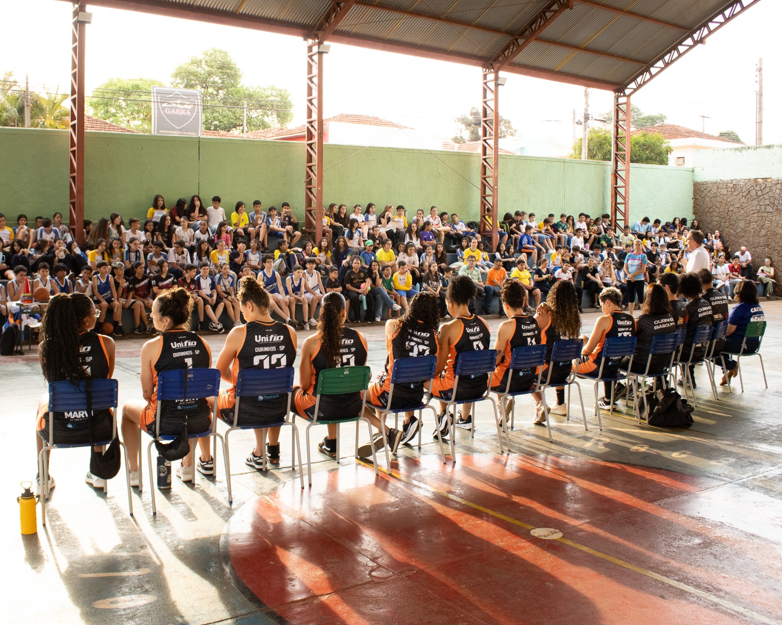Ourinhos Basquete/AOBE leva esporte e motivação a alunos em ação social da LBF